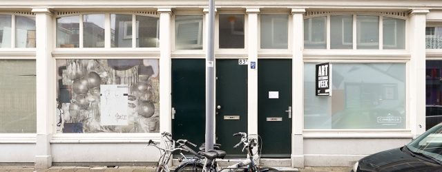 Met enige regelmaat zijn kunstenaars die de white cube van de galerie aanpakken. Zo zie je zo nu en dan beschilderde muren of zelfs een nieuwe vloer zodat het gevoelsmatig [&hellip;]