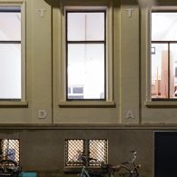 Op dit moment staat midden in de galerie van Phoebus een tafel. Op het eerste gezicht een heel degelijke tafel alsof deze gemaakt is voor de galerie. Zacht afgewerkt en [&hellip;]