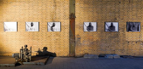 Jeroen Eisinga - Bijenpak - 66x49cm Zwart wit prints op barietpapier (voorbereiding Springtime)