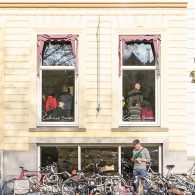 Ooit overwoog ze om een galerie te openen in het havenkwartier van Rotterdam onder de naam “Nieuw Amsterdam”. Of dat strategisch zou zijn om zo kunst aan te bieden in [&hellip;]