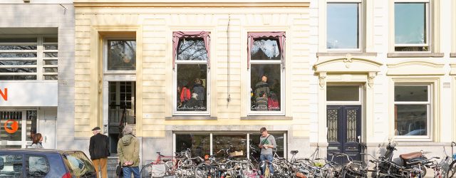 Ooit overwoog ze om een galerie te openen in het havenkwartier van Rotterdam onder de naam “Nieuw Amsterdam”. Of dat strategisch zou zijn om zo kunst aan te bieden in [&hellip;]