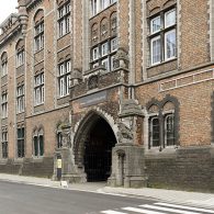 De gebruikelijke ingang van het HISK is dit jaar anders dan andere jaren. Niet aan de straatzijde zoals je die de afgelopen jaren verwachten kon, maar via de monumentale poort [&hellip;]
