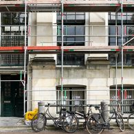 Met de uitvinding van het perspectief in de 15e eeuw stond niet langer het goddelijke centraal maar was ineens de blik van de toeschouwer het uitgangspunt. Daar waar God overal [&hellip;]