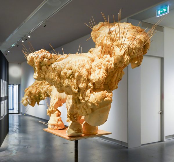 Tom Claassen - Zonder Titel (Bokje) - Polyurethaanschuim, brons en zand