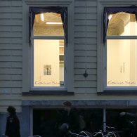 Dat alledaagse dingen door een oplettend oog getransformeerd kunnen worden is niets nieuws. Hele oeuvres van geschilderde stillevens en straatfotografen zitten vol met dergelijke onderwerpen die soms subliem worden. De [&hellip;]