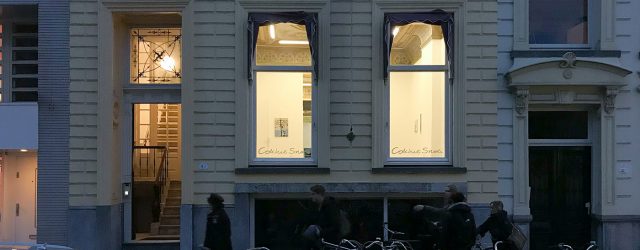 Dat alledaagse dingen door een oplettend oog getransformeerd kunnen worden is niets nieuws. Hele oeuvres van geschilderde stillevens en straatfotografen zitten vol met dergelijke onderwerpen die soms subliem worden. De [&hellip;]