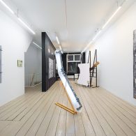 Hoe iets gemaakt wordt, zeg maar de ingrediënten en het proces van het werk, zijn soms al voldoende betekenis. De materialen worden met specifieke handeling bij elkaar gebracht op een [&hellip;]