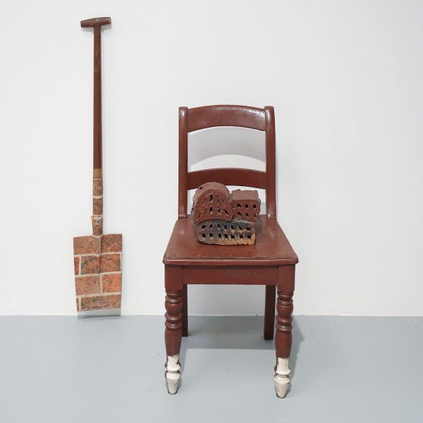 Marcel Broodthaers - Chaise, briques et pelle - Stoel, baksteen, hout, metaal en papier