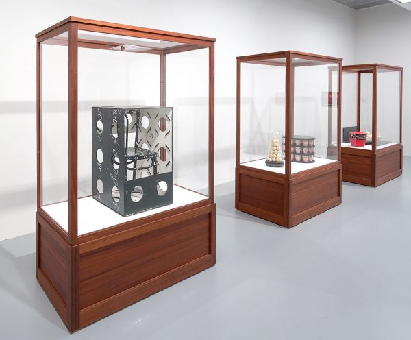 Marcel Broodthaers - Chaise et Caisson & Pyramide d'Oeufs, Tour de Babel & Casserole rouge avex coquilles de moules & Bols et Coquilles - Mixed media in kabinetten