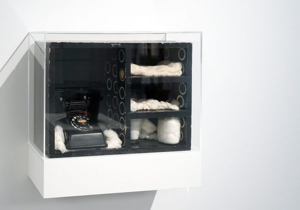 Marcel Broodthaers - Coup de Fil a Pierre Restany - Hout, katoen, glazen bokaal en telefoon