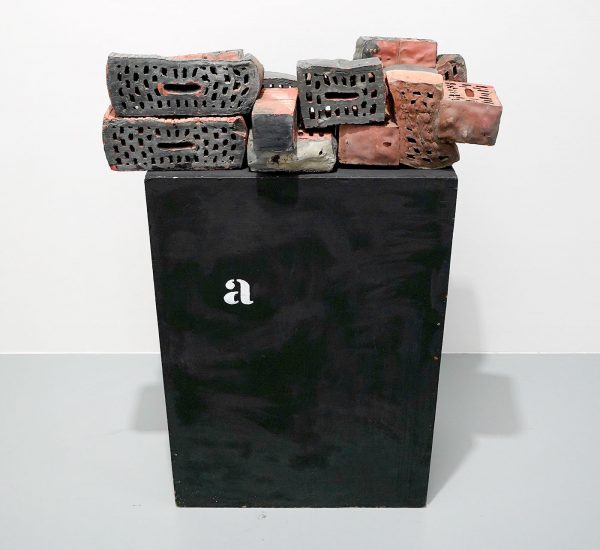 Marcel Broodthaers - Ensemble de Briques sur socle 'a' - Bakstenen, verf en sokkel