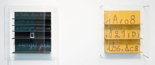 Marcel Broodthaers - Le Maitre hors d'anciens calculs - Beschilderd wandrek met hout. krijt en portretfoto & Etagere Jaune avex lettres de l'alphabet, chiffres en terre glaise - Wandrek van hout, verf en klei