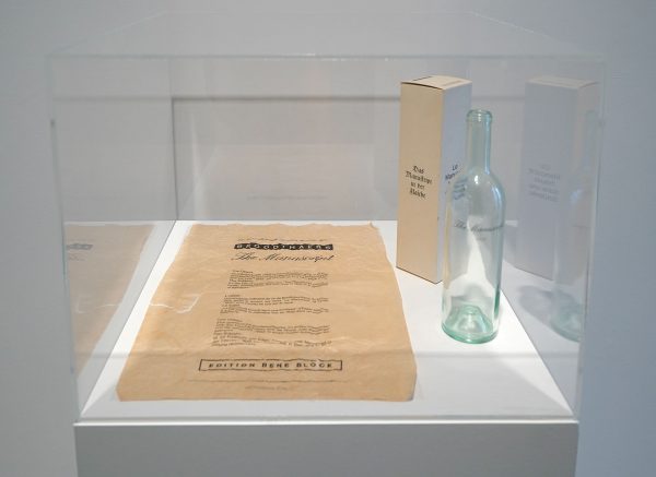 Marcel Broodthaers - Le Manuscrit Troeve dans une bouteille - Bordeaux wijnfles met opschrift, the Manuscript 1833, met tekst in kartonnen doos met titel in drie talen,
