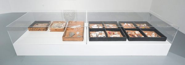 Marcel Broodthaers - Les Fouilles (Caisses de fouille restanienne) - 5 houten kisten, gips, puin, stenen, zaagsel, papier-mache en beschilderde botten