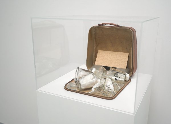 Marcel Broodthaers - Machine a poemes - Koffer van schrijfmachine met bokalen, glasscherven, watten en een handgeschreven brief