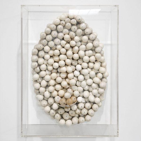 Marcel Broodthaers - Ovale avec oeufs peints numerotes et petite assiette - Verf, eierschalen en schaaltje op paneel