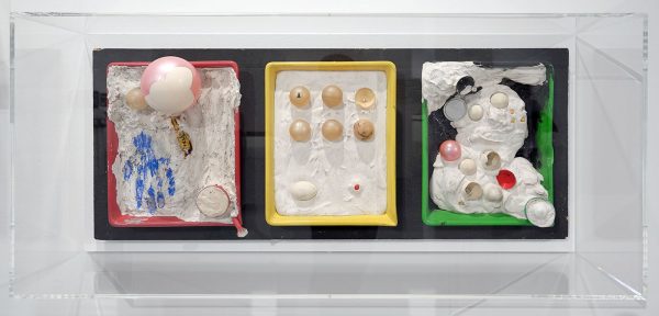 Marcel Broodthaers - Paternite, maternite, enfance - Ontwikkelbakjes, verf, gips, plastic ballen en diverse gevonden items op een houten basis