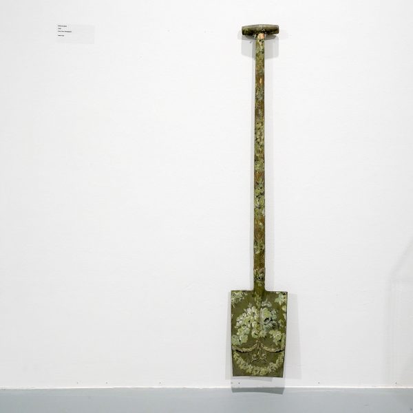 Marcel Broodthaers - Pelle de salon - Hout, ijzer en behangpapier