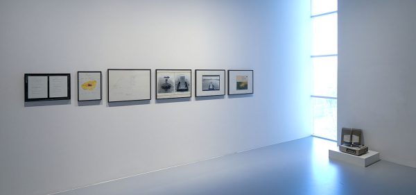 Marcel Broodthaers - Project pour un musee sur une Ile Deserte, Ile du Musee - 2 tekeningen, 2 fotografische montages met handgeschreven aantekeningen, platenhoes van Richard Wagners Das Rheingold, LP-speler, twee oorspronkelijke getypte legendes