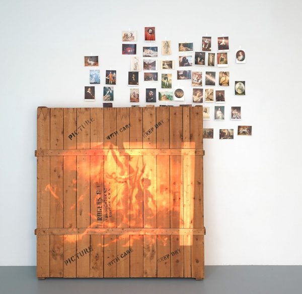 Marcel Broodthaers - Projection zur caisse - 50 35mm dia's geprojecteerd op verpakkingskist met prentkaarten op muur