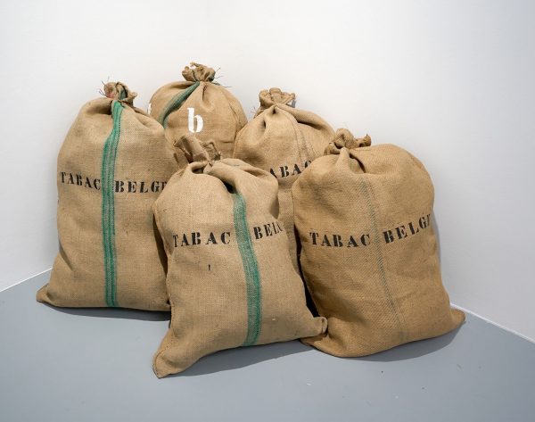 Marcel Broodthaers - Tabac Belge - Vijf jutezakken met tekst