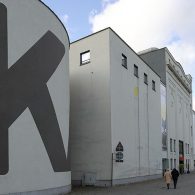 In iets meer dan tien jaar timmerde hij een van de belangrijkste oeuvres in elkaar in naoorlogs België. Marcel Broodthaers (1924-1976) begon pas op latere leeftijd met het beeldend kunstenaarschap. [&hellip;]