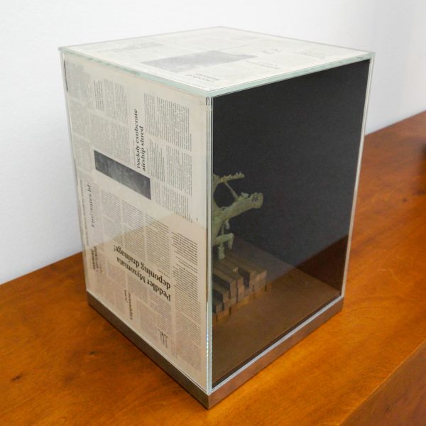 Mark Manders - Anthropological Trophy - Brons, messing, roestvrij staal, beschilderd hout, offsetdruk op papier en glas