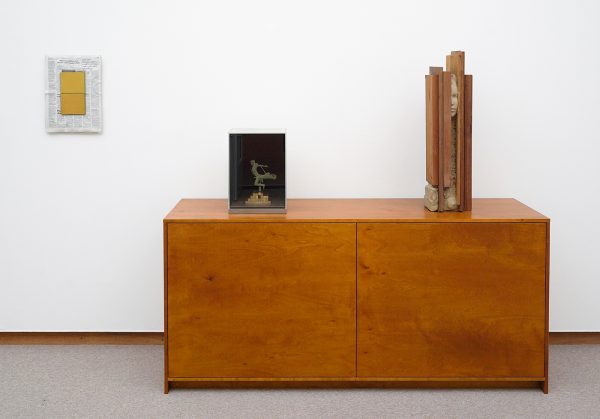 Mark Manders - Composition with Two Colours - Beschilderd hout en offsetdruk op papier & Cabinet - Hout & Anthropological Trophy - Brons, messing, staal, hout, offsetdruk op papier en glas & Composition with Verticals - Hout, beschilderde epoxy en canvas