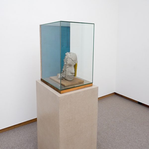 Mark Manders - Composition with Verticals - Hout, beschilderde epoxy en beschilderd canvas