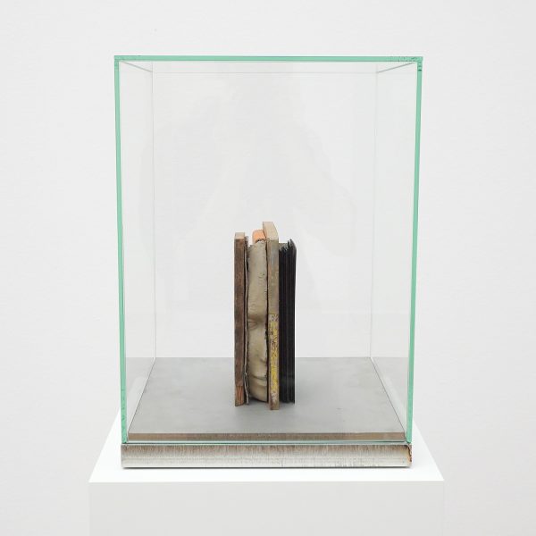 Mark Manders - Composition with Yellow - Beschilderd epoxy, beschilderd hout, beschilderd doek en offsetdruk op papier