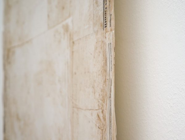 Mark Manders - Falling Dictionaries - Acrylverf en offsetdruk op papier en hout (detail)