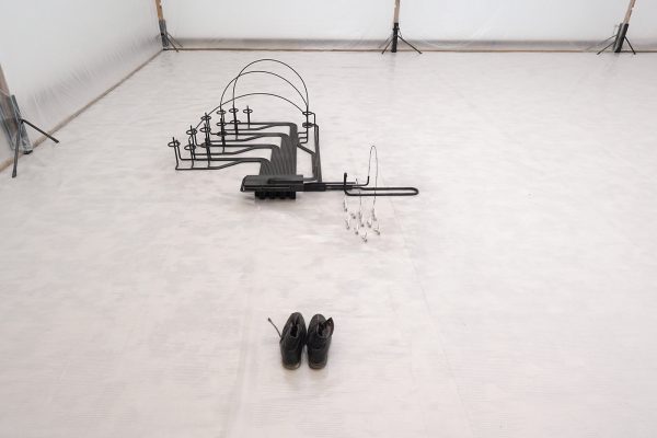 Mark Manders - Finished Sentence - Ijzer, theezakjes, touw, offsetdruk op papier en schoenen