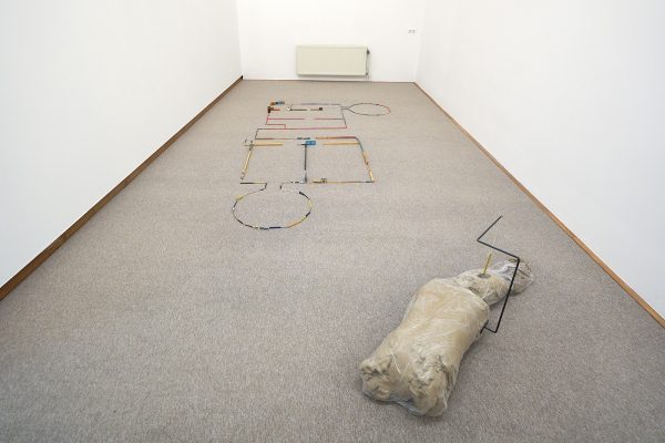 Mark Manders - Inhabited for a Survay (15-08-2007) - Verschillende materialen & Clay Figure with Yellow Pencil - Beschilderde epoxy, ijzer, touw, haar en plastic