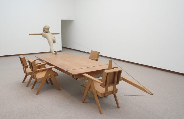 Mark Manders - Mind Study - Hout, beschilderde epoxy, beschilderd keramiek, canvas en ijzer