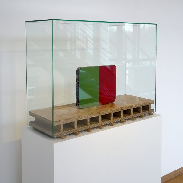 Mark Manders - Painted Object - Beschilderd steen, hout en glas