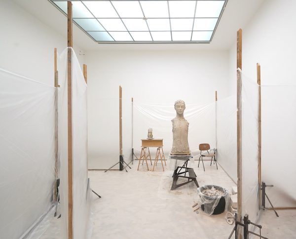 Mark Manders - Room with Unfired Clay Figure - Beschilderd brons, hout, plastic, beschilderd keramiek, stoel en beschilderd epoxy