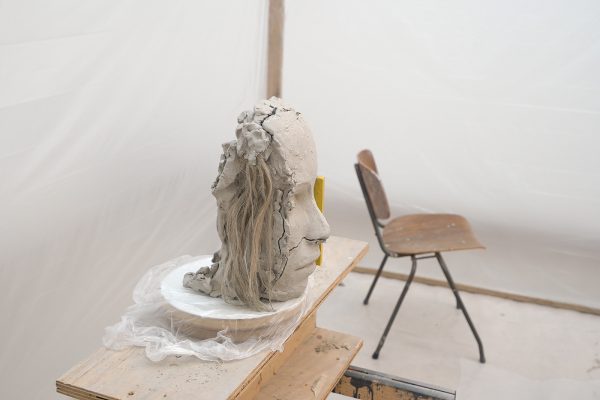 Mark Manders - Room with Unfired Clay Figure - Beschilderd brons, hout, plastic, beschilderd keramiek, stoel en beschilderd epoxy (detail)