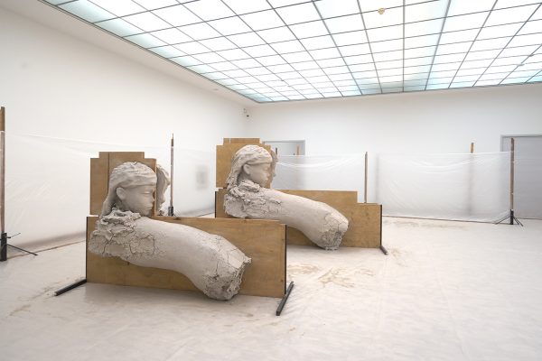 Mark Manders - Room with Unfired Clay Figures - Beschilderd brons, ijzer, hout en offsetdruk op papier