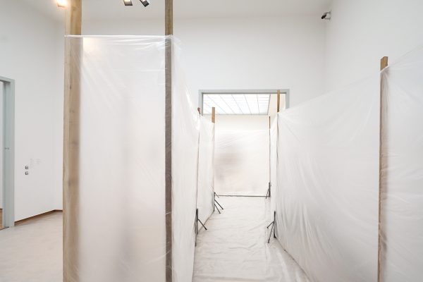 Mark Manders - Room with Unfired Clay Figures - Beschilderd brons, ijzer, hout en offsetdruk op papier