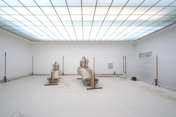 Mark Manders - Room with Unfired Clay Figures - Beschilderd brons, ijzer, hout en offsetdruk op papier