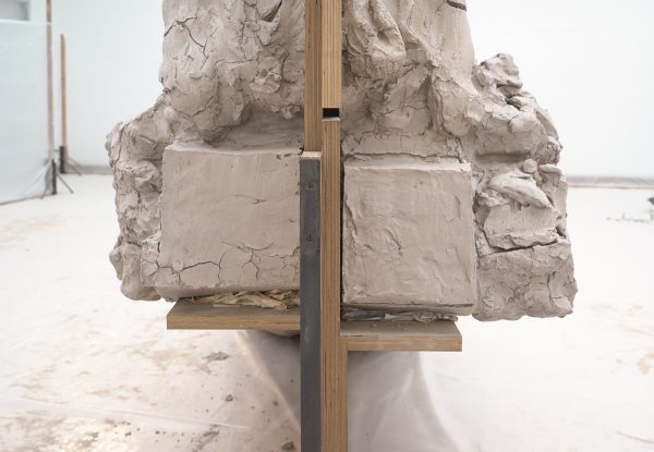 Mark Manders - Room with Unfired Clay Figures - Beschilderd brons, ijzer, hout en offsetdruk op papier (detail)