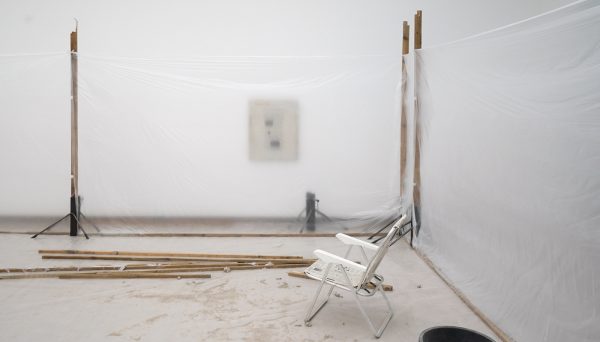 Mark Manders - Room with Unfired Clay Figures - Beschilderd brons, ijzer, hout en offsetdruk op papier (detail)