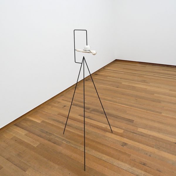 Mark Manders - Shadow Study - Beschilderd epoxy, beschilderd keramiek, beschilderd ijzer en touw