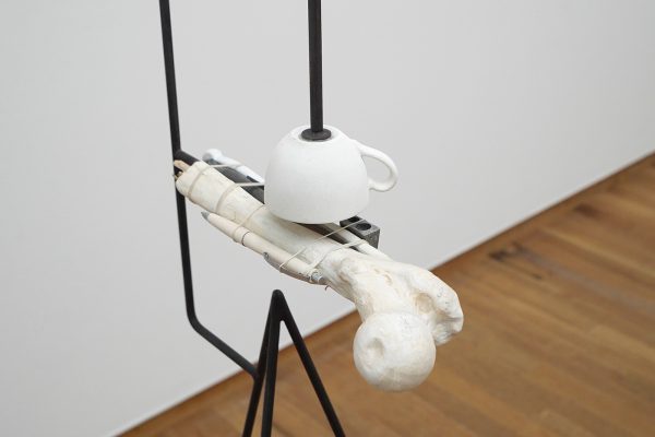 Mark Manders - Shadow Study - Beschilderd epoxy, beschilderd keramiek, beschilderd ijzer en touw (detail)