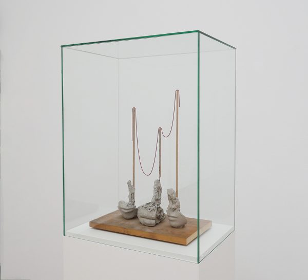 Mark Manders - Still Life with Thin Red Sentence - Beschilderde epoxy, hout, beschilderd ijzer en glas