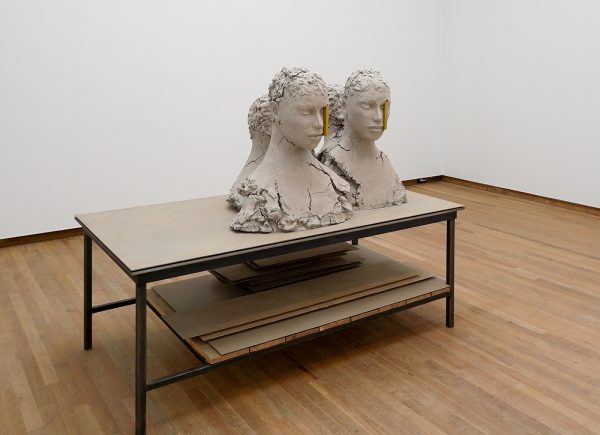 Mark Manders - Working Table - Beschilderd brons, beschilderd ijzer, beschilderd hout en ijzer