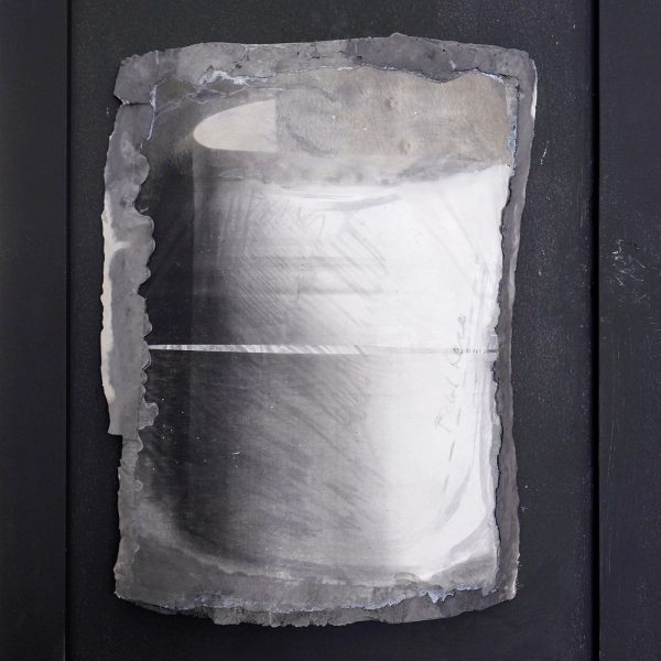 Maaike Kramer - Fold here - 28x36cm, Tekening op beton, gegoten in beton, papier en pigment