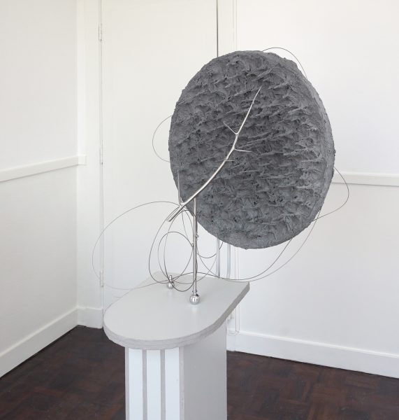 Jonathan van Doornum - Deflecting Lightning - 70x70x100cm Roestvrij staal, staal, staaldraad, metalen onderdelen, bitumen, urethane vuller, aanstekers, verf en hout