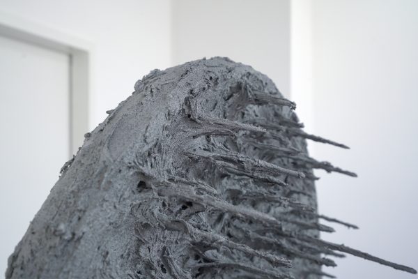 Jonathan van Doornum - Deflecting Lightning - 70x70x100cm Roestvrij staal, staal, staaldraad, metalen onderdelen, bitumen, urethane vuller, aanstekers, verf en hout (detail)