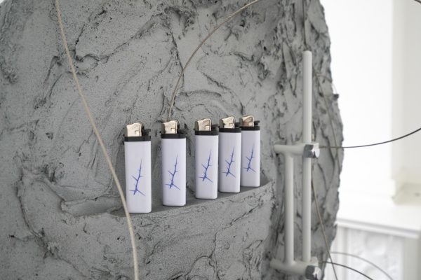 Jonathan van Doornum - Deflecting Lightning - 70x70x100cm Roestvrij staal, staal, staaldraad, metalen onderdelen, bitumen, urethane vuller, aanstekers, verf en hout (detail)